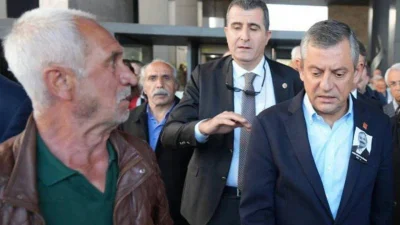 CHP Genel Başkanı Özgür Özel’e saldıran Selçuk Tengioğlu’nun gözaltında polise