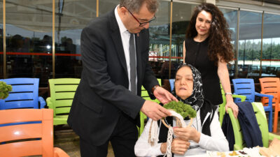 Osmangazi’de Alzheimer hastaları için Anneler Günü kutlaması Osmangazi Belediyesi, Osmangazi Bakım ve Rehabilitasyon Merkezi çatısı altındahizmet veren