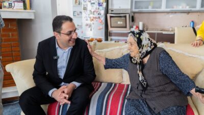 Macide Teyzeye 100 yaş pastası Balçova Belediye Başkanı Onur Yiğit,