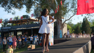 Kemer’de Güzeller podyuma çıktı 43 ülkeden güzeller Mustafa Ertuğrul Aker Parkı'nda podyuma çıktı.