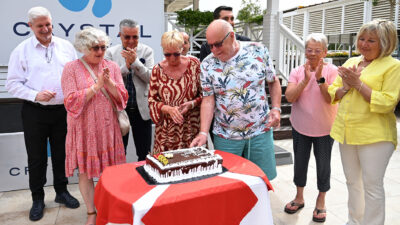 Alman çifte Başkan Topaloğlu’ndan teşekkür plaketi Kemer Belediye Başkanı Necati Topaloğlu ve Kemer Belediye Meclis Üyesi