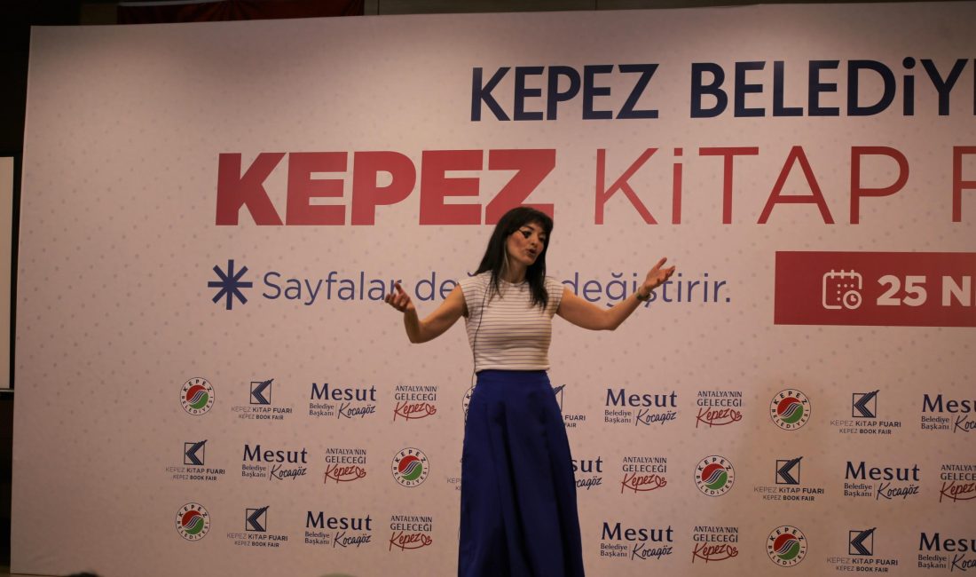 Kepez Kitap Fuarı’nda okurlarıyla buluşan akademisyen ve eğitim uzmanı Doç.