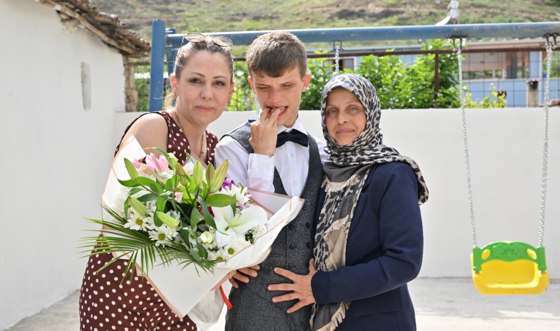 Manisa Büyükşehir Belediyesi, Evde Bakım Hizmetleri kapsamında annesine destek sağladığı