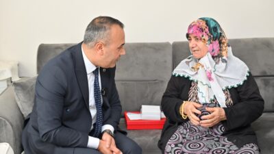 Manisa Büyükşehir’den şehit annelerine Anneler Günü ziyareti Manisa Büyükşehir Belediyesi, Anneler Günü nedeniyle şehit annelerini ziyaret ederek,