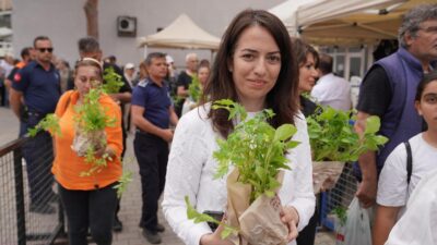 Seferihisar’da 13. Yerel Tohum Takas Şenliği coşkuyla gerçekleşti; 500 bin fide dağıtıldı bu yıl 13. kez Ürkmez Meydanı’nda büyük bir katılımla gerçekleştirildi.