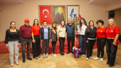 Güzelbahçe Belediye Başkanı Mustafa Günay, belediye emekçileriyle kahvaltıda bir araya