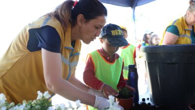 ÖĞRENCİLER BAŞKAN ÇERÇİOĞLU İLE DOĞA SEVGİSİNİ ÖĞRENİYOR Aydın Büyükşehir Belediye Başkanı Özlem Çerçioğlu tarafından hayata geçirilen ve