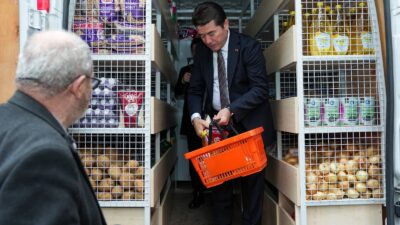 ORTAHİSAR BELEDİYESİ GEZİCİ HALK MARKET UYGULAMASI HİZMETE BAŞLADI BAŞKAN KAYA, YENİ BİR SOSYAL BELEDİYECİLİK HİZMETİNİ HAYATA GEÇİRDİ Ortahisar