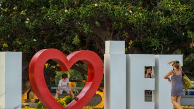 İzmir Büyükşehir Belediyesi tarafından Kültürpark’ta düzenlenen  “Yaza Merhaba Festivali” başladı.
