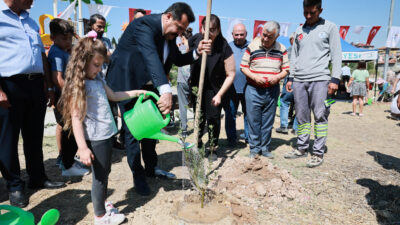 PAMUKKALE BELEDİYESİ’NDEN AKHAN’A SU TASARRUFLU ZEYTİN PARKI T.C. Pamukkale Belediyesi, çevreci ve sürdürülebilir uygulamalarına bir yenisini daha