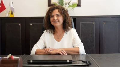 Akhisar Belediye Başkanı Ekrem Kayserili, Belediye Meclisi üyesi Sema Şenyaşa’yı,