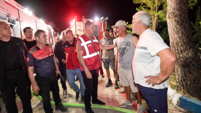 Ekipler Doğanbey'de yerleşim yerlerindeki yangını kontrol altına aldı