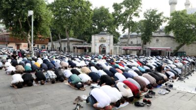Eyüpsultan’da bayram sabahı dualarla başladı Kurban Bayramı sabahı Eyüp Sultan Camii, dünyanın dört bir yanından