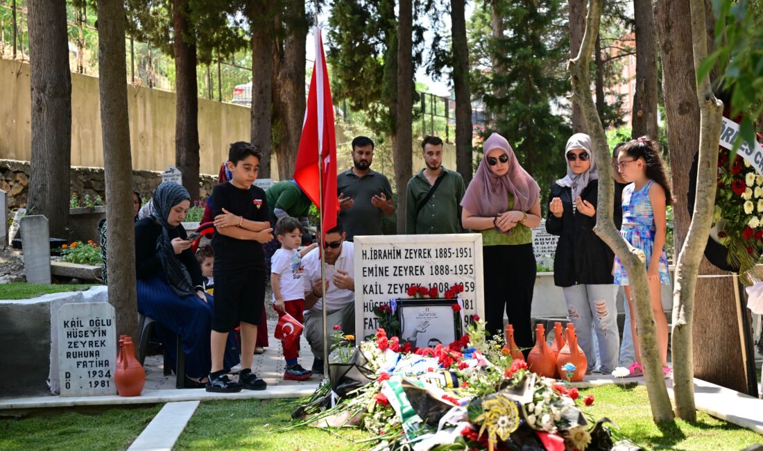  Ferdi Zeyrek’in Kabri Babalar Günü’nde de Ziyaretçi Akınına Uğradı