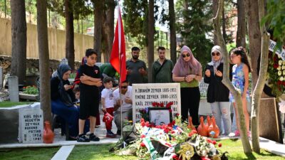  Ferdi Zeyrek’in Kabri Babalar Günü’nde de Ziyaretçi Akınına Uğradı