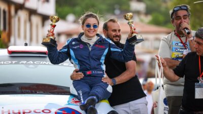 Osmangazi Belediyesi’ni ralli pistlerinde temsil eden bedensel engelli kadın ralli