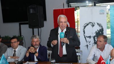 Nilüfer Belediye Başkanı Şadi Özdemir, muhtarlar toplantısında mahallelerde hayata geçirilen