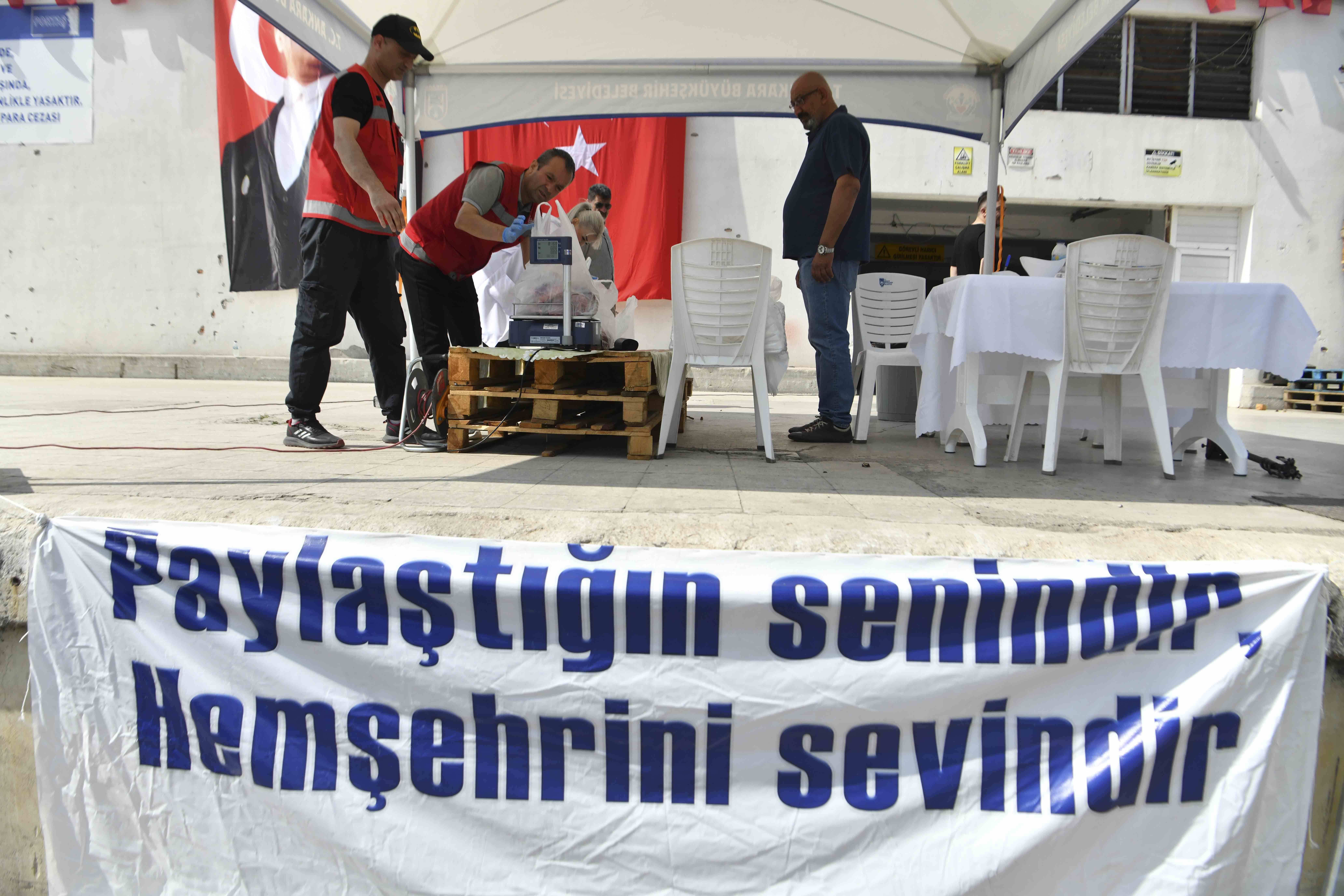 KURBAN ETLERİ İHTİYAÇ SAHİPLERİNE ULAŞTIRILMAK ÜZERE TESLİM ALINMAYA BAŞLANDI