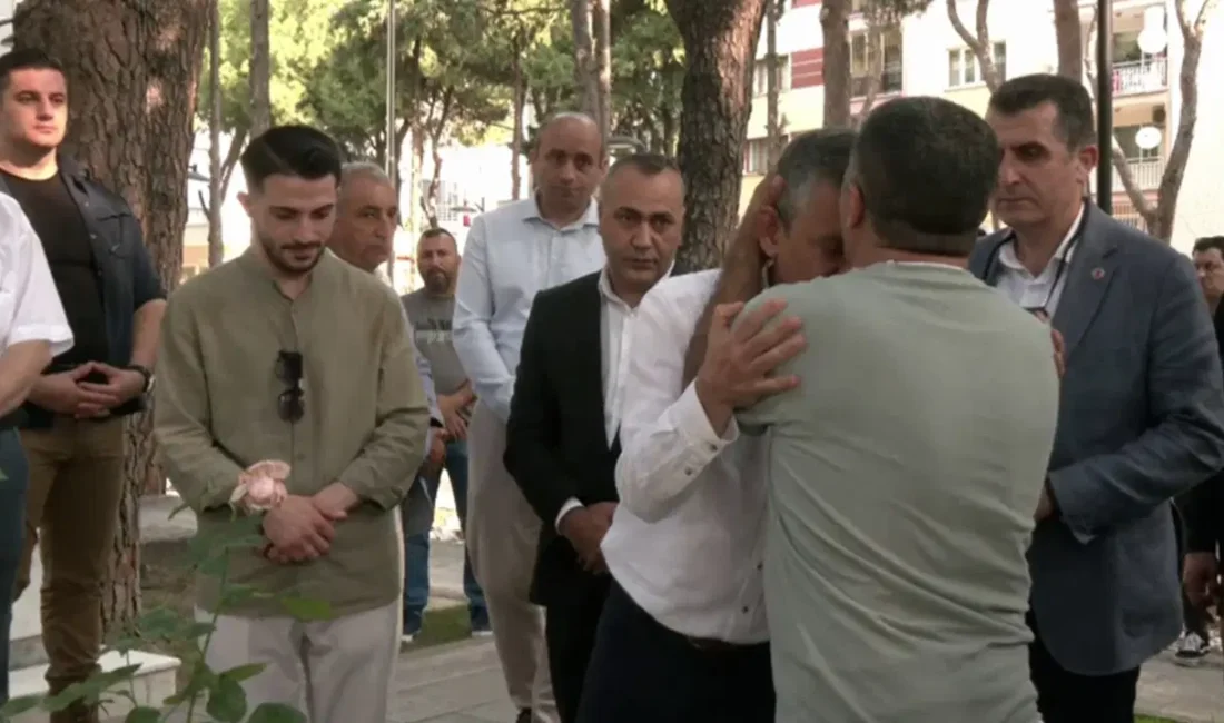 şehit babası İkram Budak, Özgür Özel’i alnından öptü.