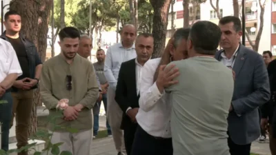 Şehitliğe bayram ziyaretinde Şehit Enes Budak’ın babası, Özgür Özel’i alnından öptü şehit babası İkram Budak, Özgür Özel’i alnından öptü.
