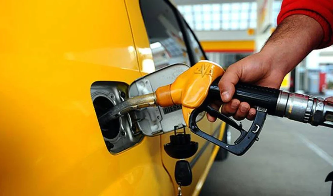 Zam fırtınası sürüyor: Benzin 52 TL'yi, motorin 55 TL'yi aştı!
