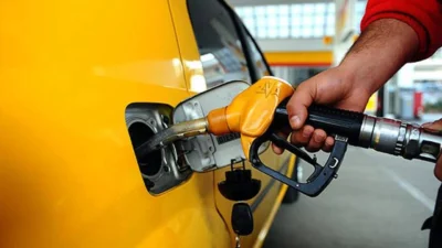 Zam fırtınası sürüyor: Benzin 52 TL'yi, motorin 55 TL'yi aştı!
