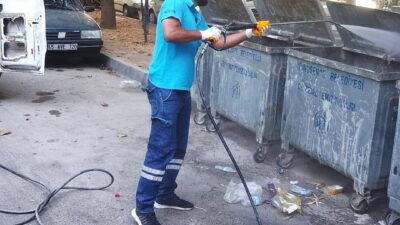 Yunusemre’de Konteynerler Dezenfekte Ediliyor Yaz aylarında artan sıcaklıklarla birlikte kötü kokulara ve çevre kirliliğine