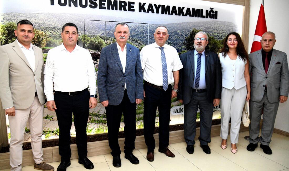 Yunusemre Belediye Başkanı Semih Balaban, Yunusemre Kaymakamı Celalettin Cantürk‘ü ziyaret