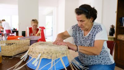 Ayvalık Belediyesi Mahalleevleri’nde kadınlar bir araya geliyor, birlikte öğreniyor, birlikte