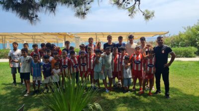 Necati Topaloğlu’ndan geleceğin futbolcularına yemek Kemer Belediye Başkanı Necati Topaloğlu, Göynük Futbol Okulu öğrenci ve