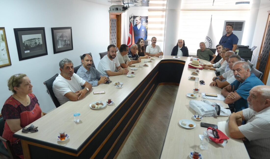 Burhaniye Belediye Başkanı Ali Kemal Deveciler, ilçede faaliyet gösteren Emek