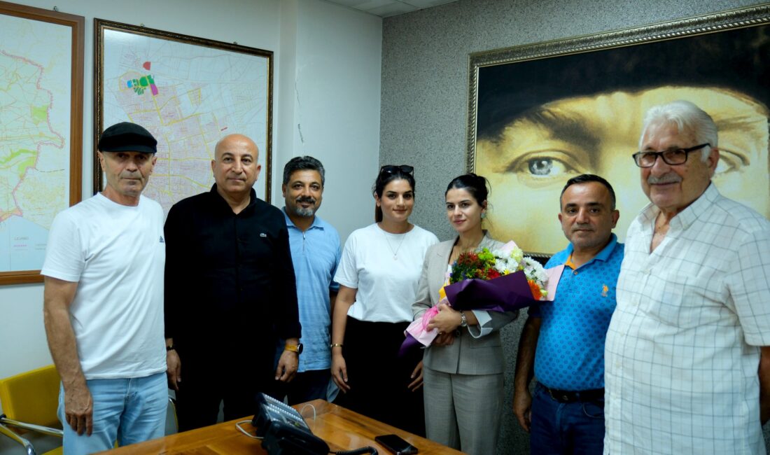 Ceyhan Aktif Gazeteciler Derneği Başkanı Osman Yavuz ve dernek üyesi