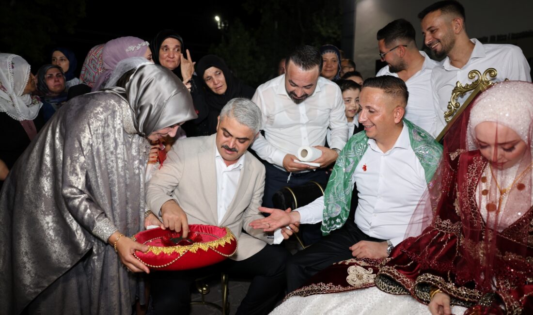 Adana’nın Pozantı Belediye Başkanı Ali Avan, personelinin düğününde kınasını yakarak