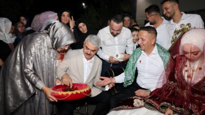 Adana’nın Pozantı Belediye Başkanı Ali Avan, personelinin düğününde kınasını yakarak