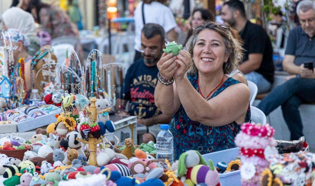 Karşıyaka Belediyesi‘nin düzenlediği El Emeği Gece Pazarı, kadın emeğini görünür
