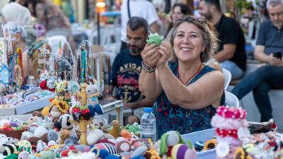 Karşıyaka Belediyesi‘nin düzenlediği El Emeği Gece Pazarı, kadın emeğini görünür