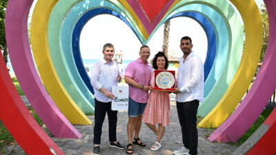 20 Yıldır Kemer’e Gelen Finli Çifte Teşekkür Plaketi Türkiye’nin en önemli turizm destinasyonları arasında yer alan Kemer’e 20