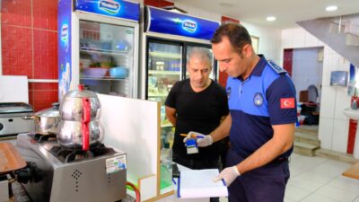 Ceyhan Belediyesi Zabıta Müdürlüğü’nden Gıda Güvenliği Denetimi Ceyhan Belediyesi Zabıta Müdürlüğü ekipleri, ilçede faaliyet gösteren döner satışı