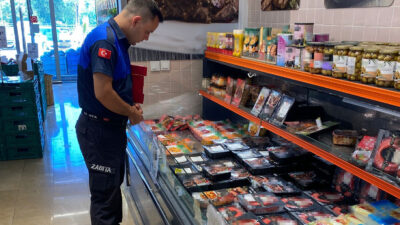 Turgutlu Zabıtasından Marketlere Sıkı Denetim Turgutlu Belediyesi Zabıta Müdürlüğü ekipleri, ilçe genelinde faaliyet gösteren marketlerde