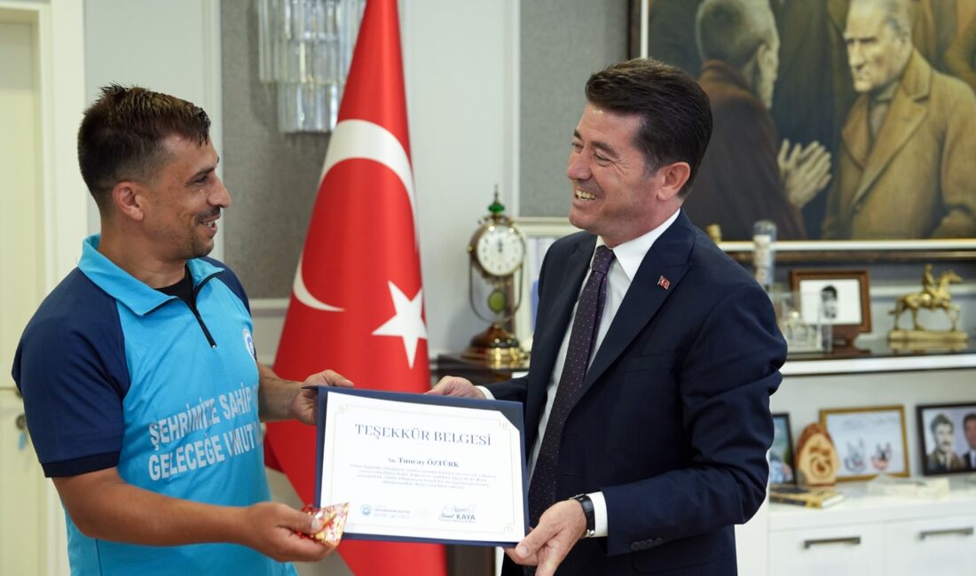 Ortahisar Belediye Başkanı Ahmet Kaya, sıcaktan bitkin düşen güvercinlere su