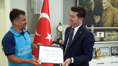 Ortahisar Belediye Başkanı Ahmet Kaya, sıcaktan bitkin düşen güvercinlere su