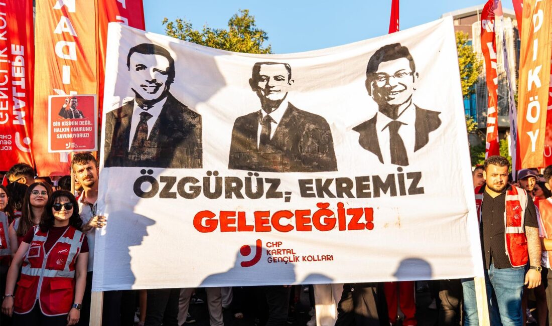 CHP Gençlik Kolları, İstanbul Kartal’da düzenlenen “Millet İradesine Sahip Çıkıyor”