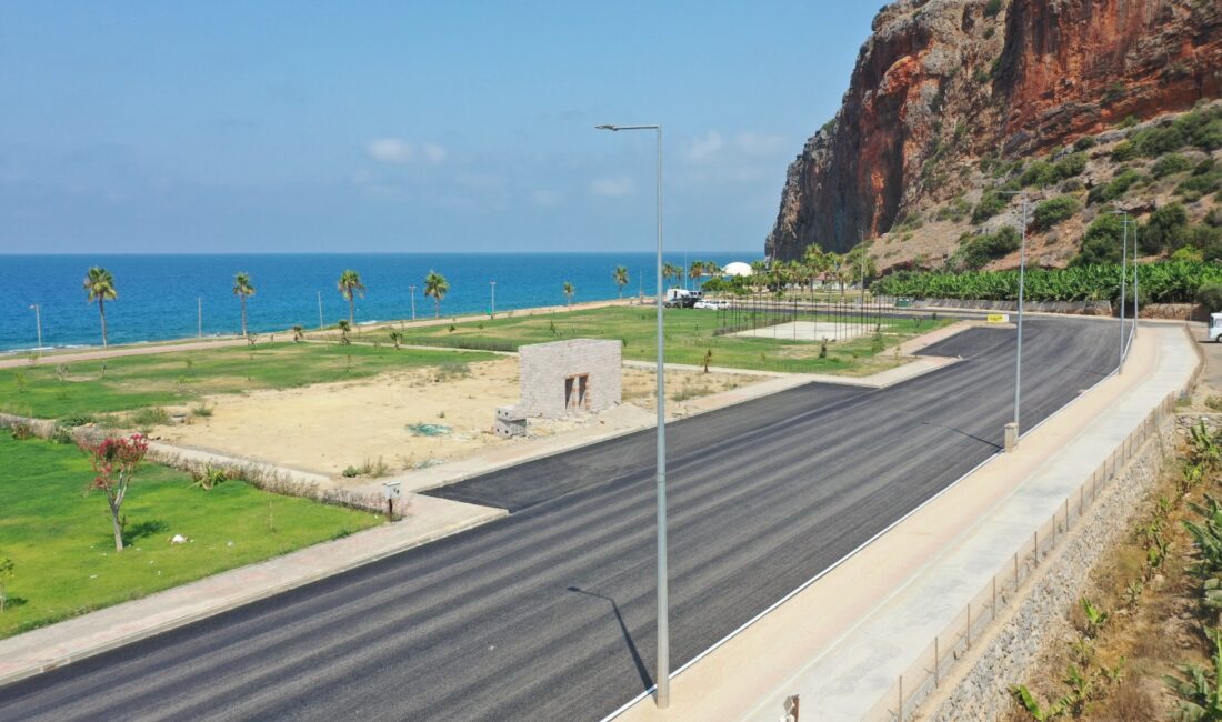 Gazipaşa Belediyesi, yaz sezonuyla birlikte hız verdiği yol yapım ve