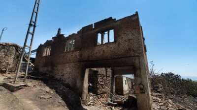 İzmir Büyükşehir Belediyesi saha ekipleri yangının yaralarını sarıyor İzmir Büyükşehir Belediyesi ekipleri, yerleşim yerlerini de etkileyen yangınların ardından