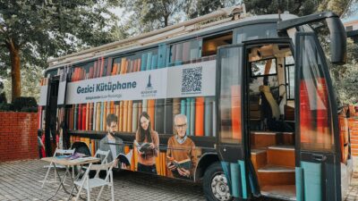 İzmir Büyükşehir Belediyesi tarafından yürütülen Gezici Kütüphane Projesi kapsamında hayata