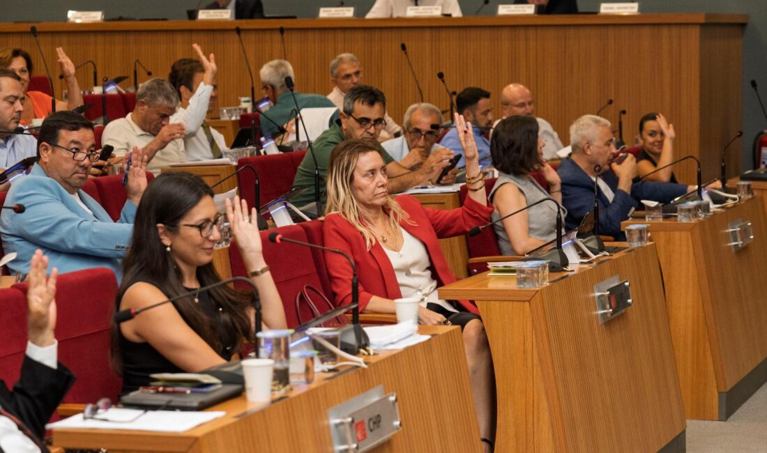 İzmir Büyükşehir Belediyesi‘nin temmuz ayı meclis toplantısında belediyenin Hilton Oteli‘ndeki
