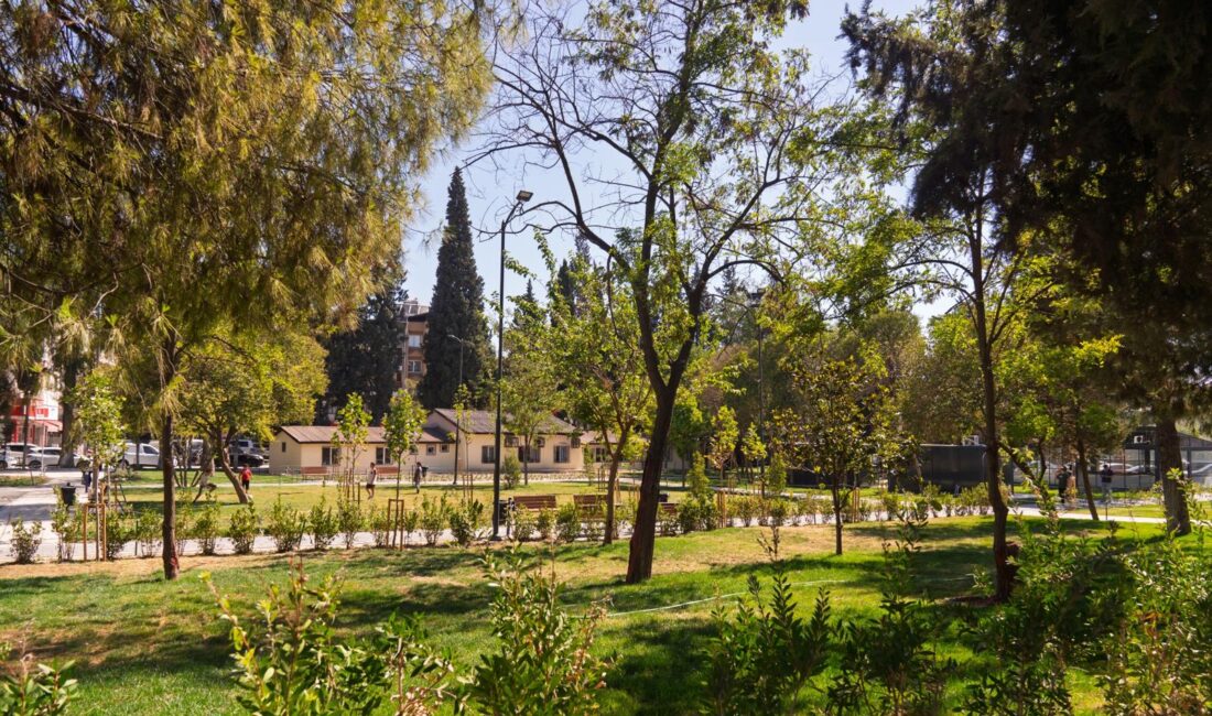 İzmir Büyükşehir Belediyesi, Buca Özmen Caddesi üzerinde yer alan Fırat