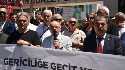 Cumhuriyet Halk Partisi, Samsun Adliye Sarayı önünde basın toplantısı düzenledi. 