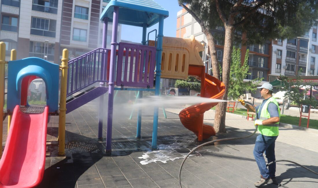 Turgutlu Belediyesi Temizlik İşleri Müdürlüğü gerçekleştirdiği dezenfekte çalışmalarıyla parkları ve