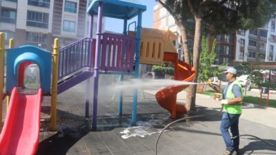Turgutlu Belediyesi Temizlik İşleri Müdürlüğü gerçekleştirdiği dezenfekte çalışmalarıyla parkları ve